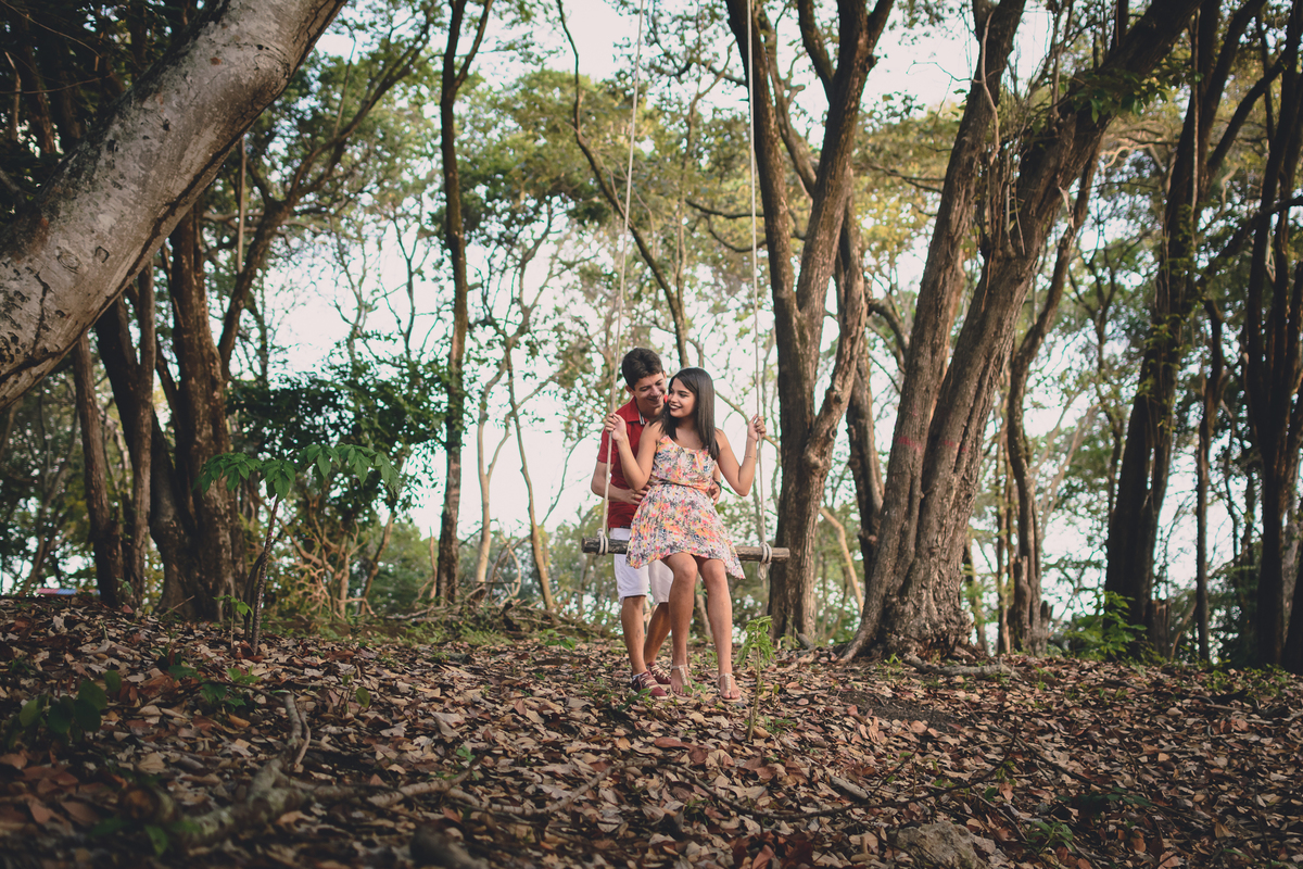 Ensaio de casal no bosque dos sonhos em João Pessoa - cabo branco - estação ciências - ensaio pré casamento - pré wedding - fotografo em João Pessoa, bosque dos sonhos JP - Fotos criativas de casal - casal no balanço