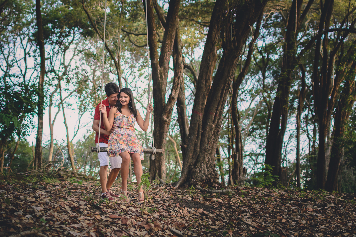 Ensaio de casal no bosque dos sonhos em João Pessoa - cabo branco - estação ciências - ensaio pré casamento - pré wedding - fotografo em João Pessoa, bosque dos sonhos JP - Fotos criativas de casal - casal no balanço - 