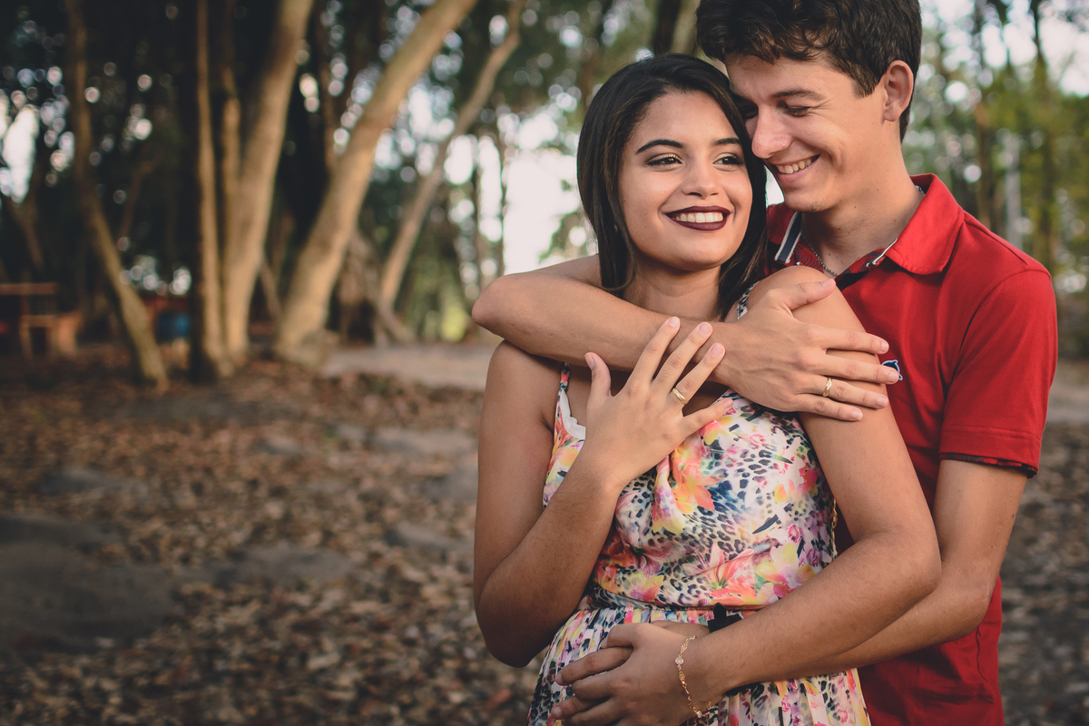 Ensaio de casal no bosque dos sonhos em João Pessoa - cabo branco - estação ciências - ensaio pré casamento - pré wedding - fotografo em João Pessoa, bosque dos sonhos JP - Fotos criativas de casal - casal no balanço - 