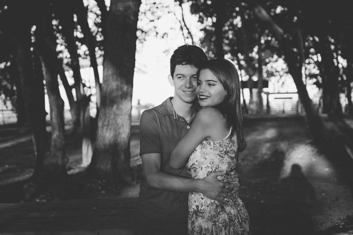 Ensaio de casal no bosque dos sonhos em João Pessoa - cabo branco - estação ciências - ensaio pré casamento - pré wedding - fotografo em João Pessoa, bosque dos sonhos JP - Fotos criativas de casal - casal no balanço - 