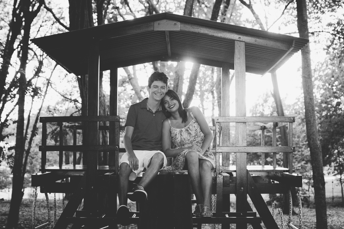 Ensaio de casal no bosque dos sonhos em João Pessoa - cabo branco - estação ciências - ensaio pré casamento - pré wedding - fotografo em João Pessoa, bosque dos sonhos JP - Fotos criativas de casal - casal no balanço - 