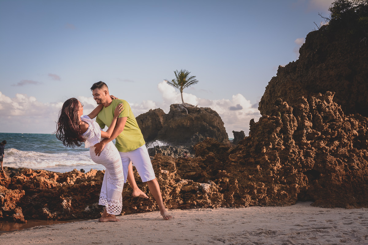 fotos ensaio pré casamento, pré wedding, BR 101, Praia de Lucena, fotos criativas de casal, fotos espontâneas pré wedding, fotografo de João Pessoa, fotografo em Santa Rita, fotografo em Bayeux, fotos de casal na pista, fotos no por do sol, fotos na praia