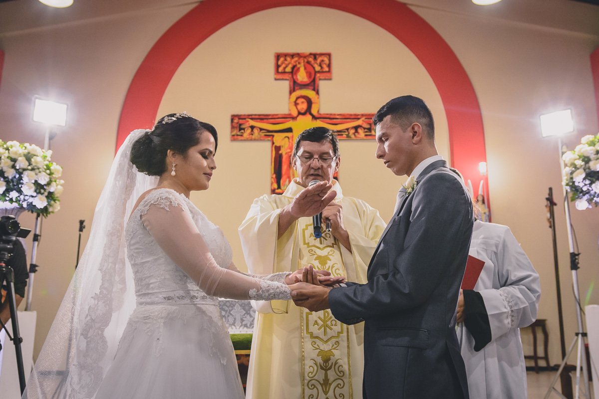 Fotos de casamento com noivos emocionados e espontaneos na cidade de joao pessoa, bayeux santa rira, paraiba. Recepção na doce mel e cerimonia na igreja são francisco de assis