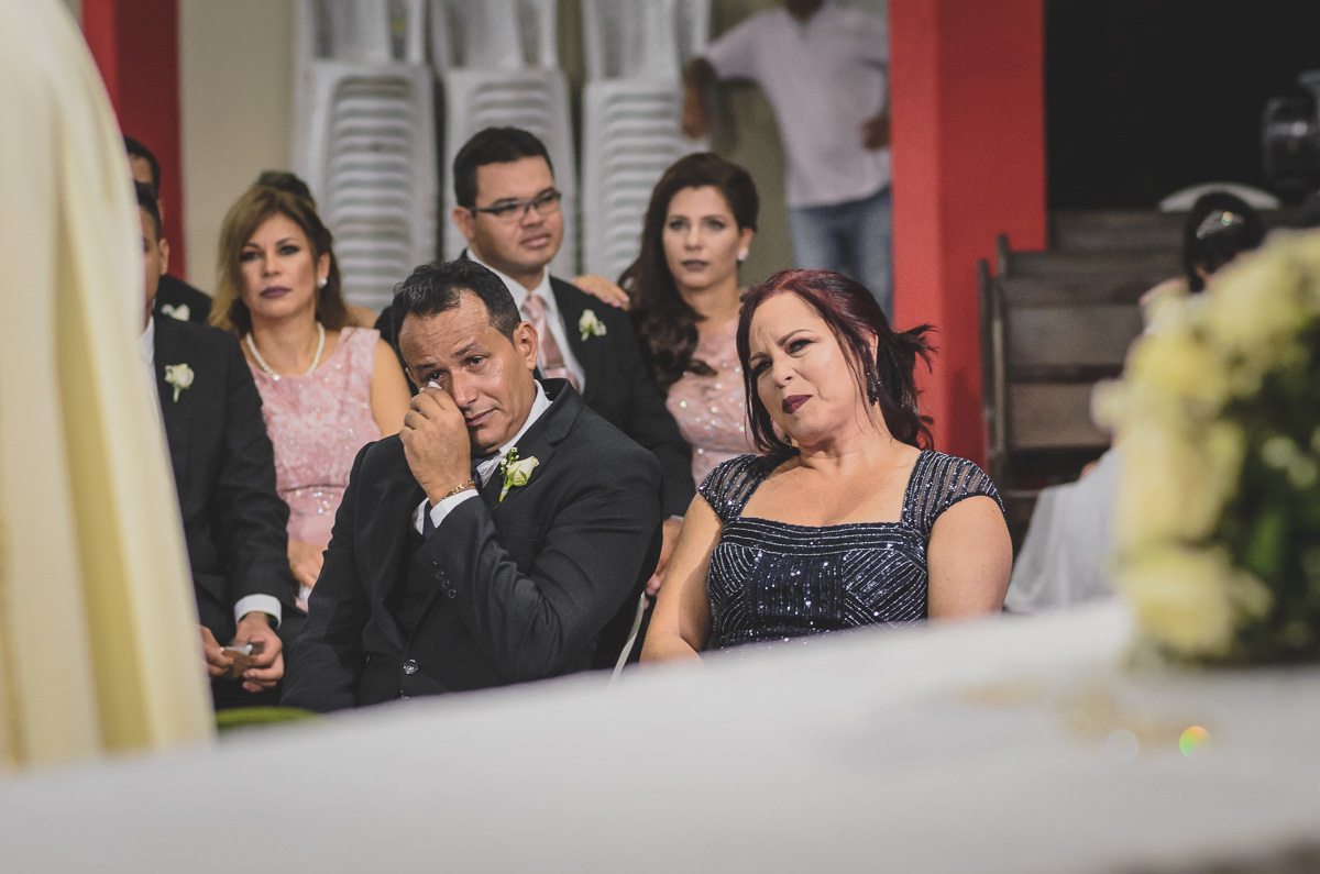 Fotos de casamento com noivos emocionados e espontaneos na cidade de joao pessoa, bayeux santa rira, paraiba. Recepção na doce mel e cerimonia na igreja são francisco de assis