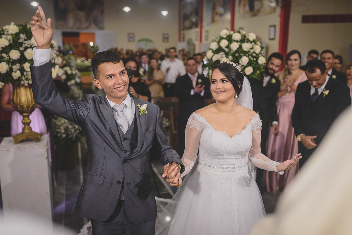 Fotos de casamento com noivos emocionados e espontaneos na cidade de joao pessoa, bayeux santa rira, paraiba. Recepção na doce mel e cerimonia na igreja são francisco de assis