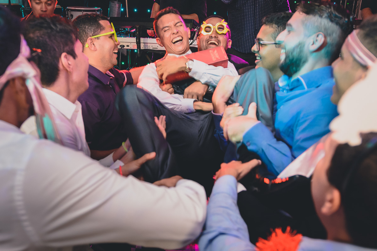 Fotos de casamento com noivos emocionados e espontaneos na cidade de joao pessoa, bayeux santa rira, paraiba. Recepção na doce mel e cerimonia na igreja são francisco de assis