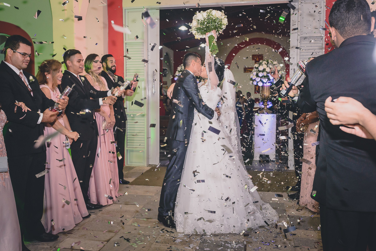 Fotos de casamento com noivos emocionados e espontaneos na cidade de joao pessoa, bayeux santa rira, paraiba. Recepção na doce mel e cerimonia na igreja são francisco de assis