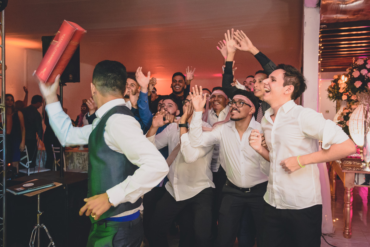 Fotos de casamento com noivos emocionados e espontaneos na cidade de joao pessoa, bayeux santa rira, paraiba. Recepção na doce mel e cerimonia na igreja são francisco de assis
