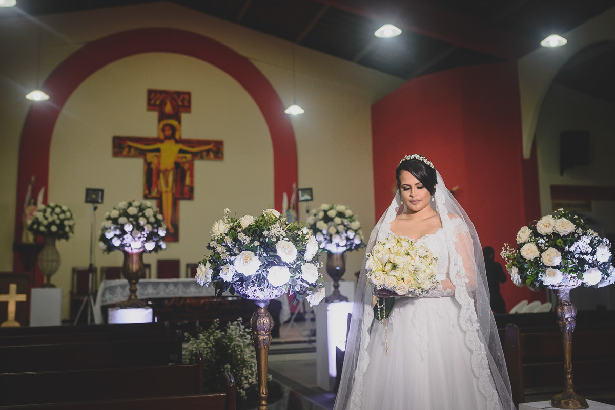 Fotos de casamento com noivos emocionados e espontaneos na cidade de joao pessoa, bayeux santa rira, paraiba. Recepção na doce mel e cerimonia na igreja são francisco de assis