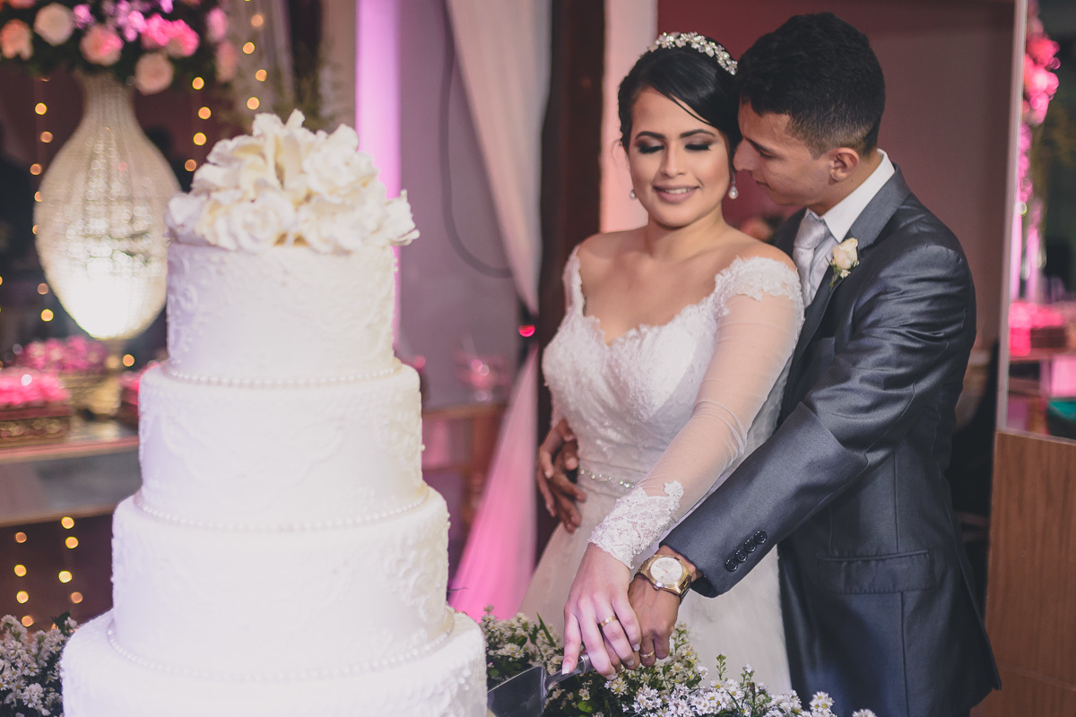Fotos de casamento com noivos emocionados e espontaneos na cidade de joao pessoa, bayeux santa rira, paraiba. Recepção na doce mel e cerimonia na igreja são francisco de assis