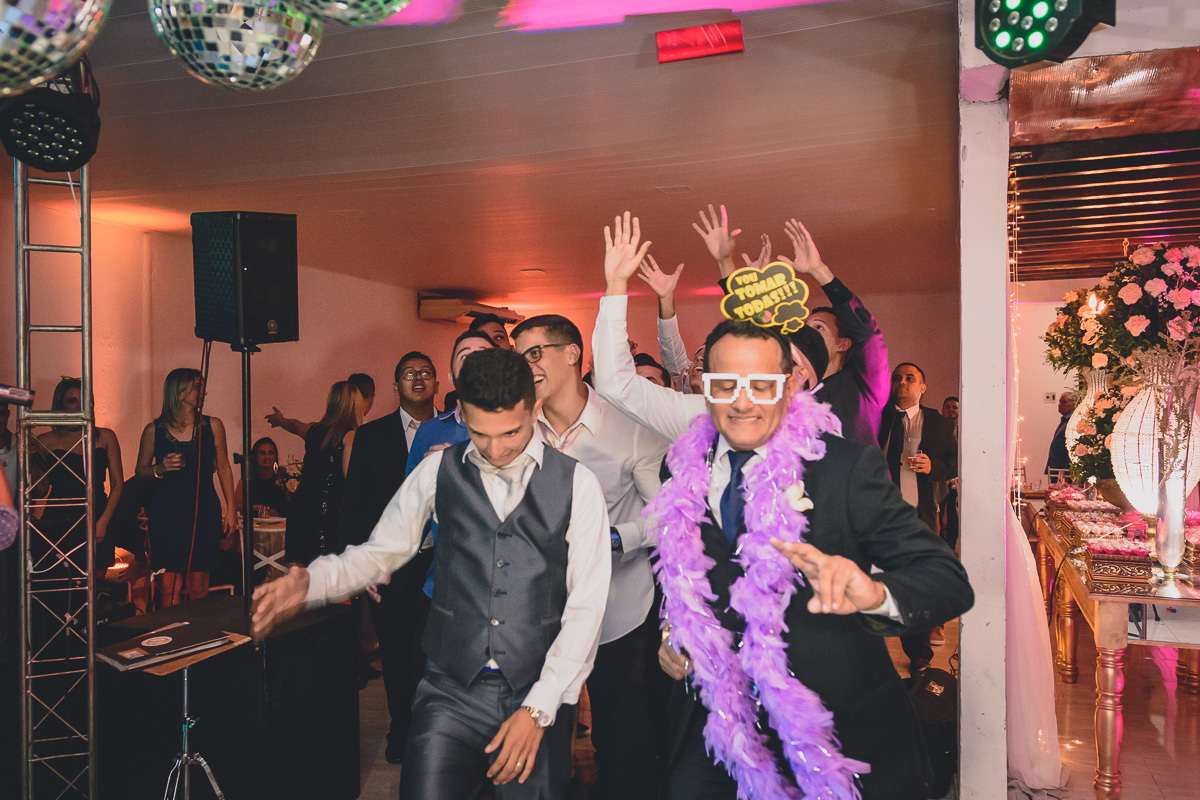 Fotos de casamento com noivos emocionados e espontaneos na cidade de joao pessoa, bayeux santa rira, paraiba. Recepção na doce mel e cerimonia na igreja são francisco de assis