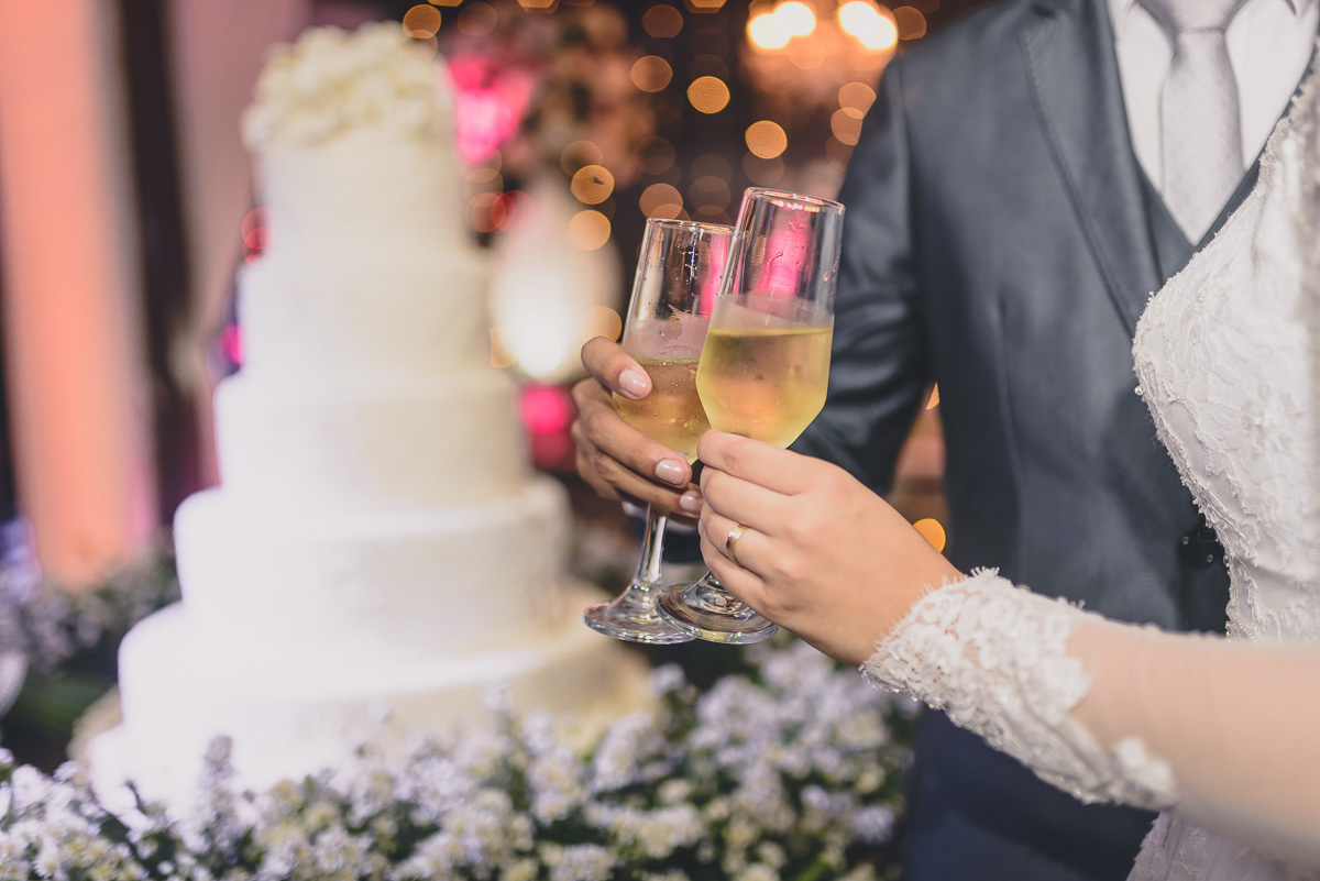 Fotos de casamento com noivos emocionados e espontaneos na cidade de joao pessoa, bayeux santa rira, paraiba. Recepção na doce mel e cerimonia na igreja são francisco de assis