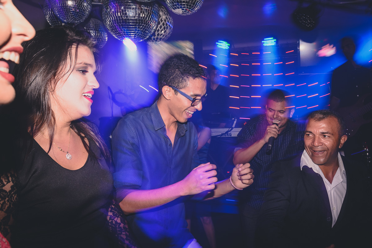 Fotos de casamento com noivos emocionados e espontaneos na cidade de joao pessoa, bayeux santa rira, paraiba. Recepção na doce mel e cerimonia na igreja são francisco de assis