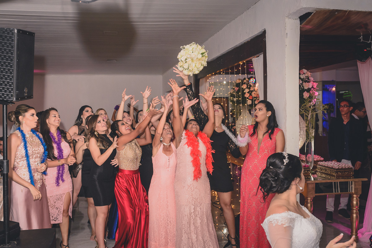Fotos de casamento com noivos emocionados e espontaneos na cidade de joao pessoa, bayeux santa rira, paraiba. Recepção na doce mel e cerimonia na igreja são francisco de assis