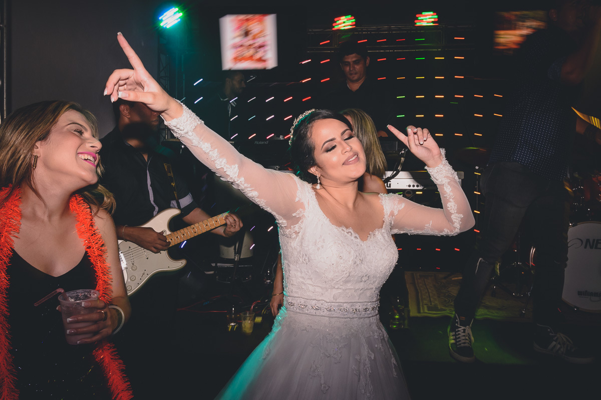 Fotos de casamento com noivos emocionados e espontaneos na cidade de joao pessoa, bayeux santa rira, paraiba. Recepção na doce mel e cerimonia na igreja são francisco de assis