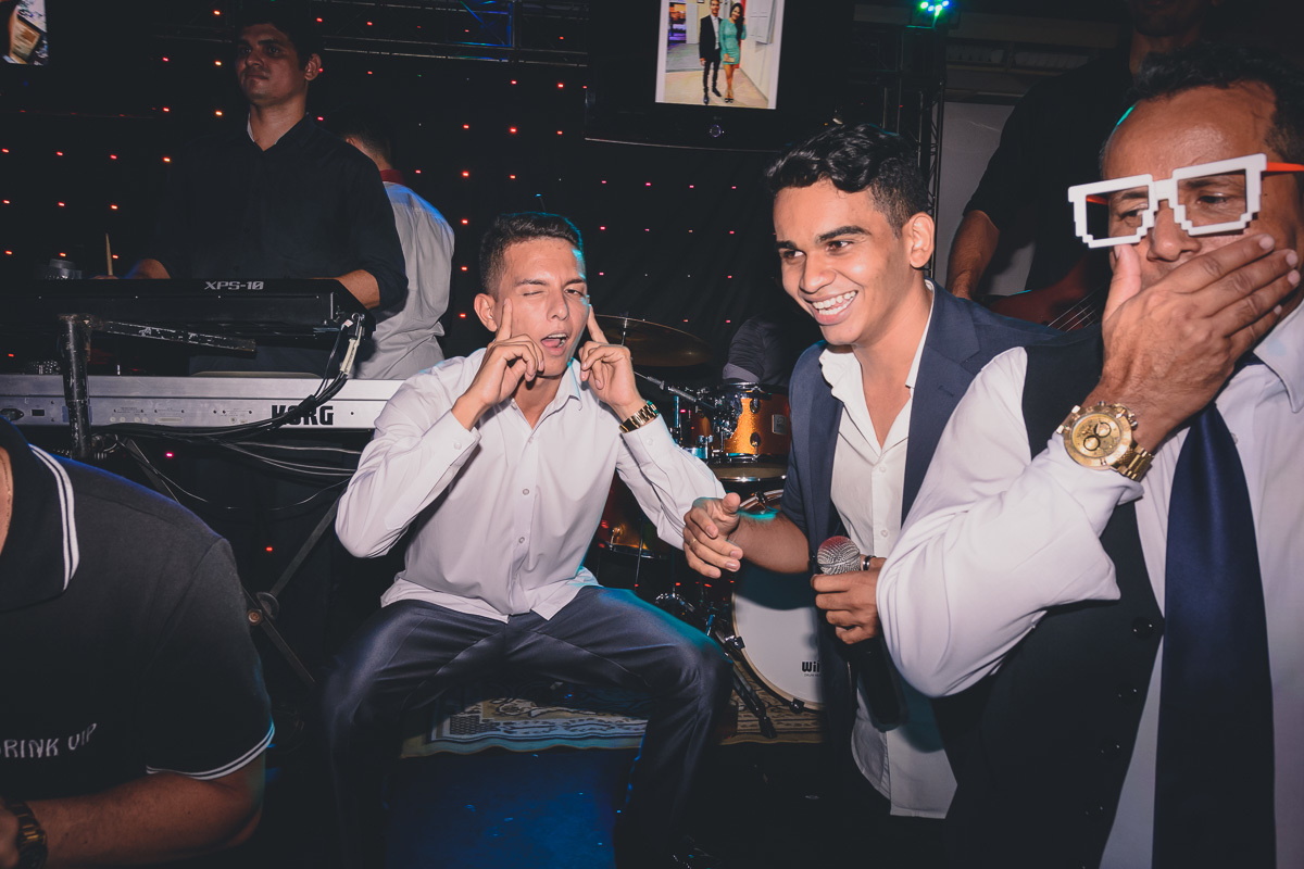 Fotos de casamento com noivos emocionados e espontaneos na cidade de joao pessoa, bayeux santa rira, paraiba. Recepção na doce mel e cerimonia na igreja são francisco de assis