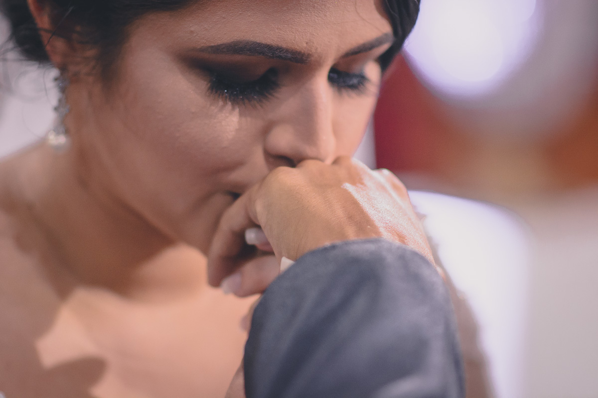 Fotos de casamento com noivos emocionados e espontaneos na cidade de joao pessoa, bayeux santa rira, paraiba. Recepção na doce mel e cerimonia na igreja são francisco de assis