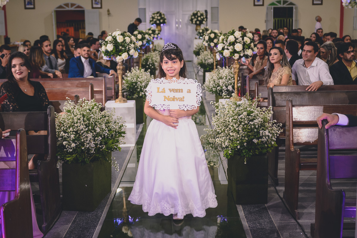Fotos de casamento com noivos emocionados e espontaneos na cidade de joao pessoa, bayeux santa rira, paraiba. Recepção na doce mel e cerimonia na igreja são francisco de assis