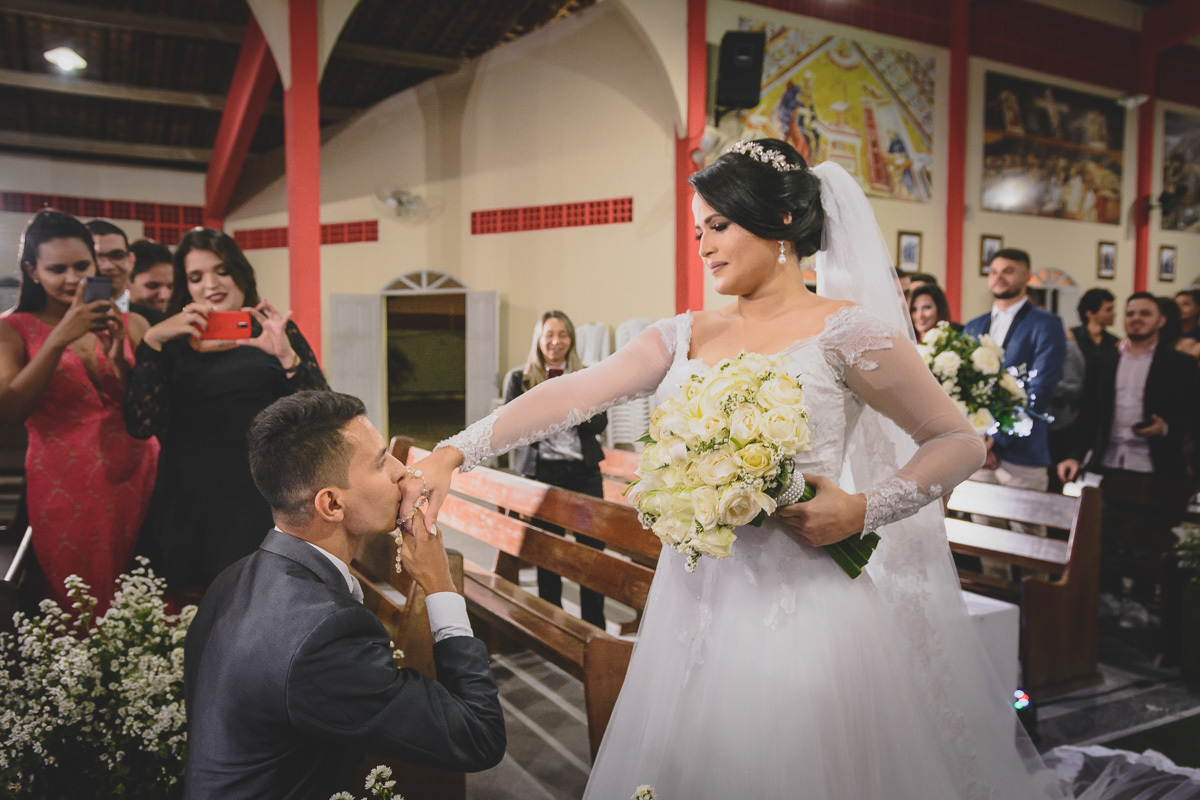 Fotos de casamento com noivos emocionados e espontaneos na cidade de joao pessoa, bayeux santa rira, paraiba. Recepção na doce mel e cerimonia na igreja são francisco de assis