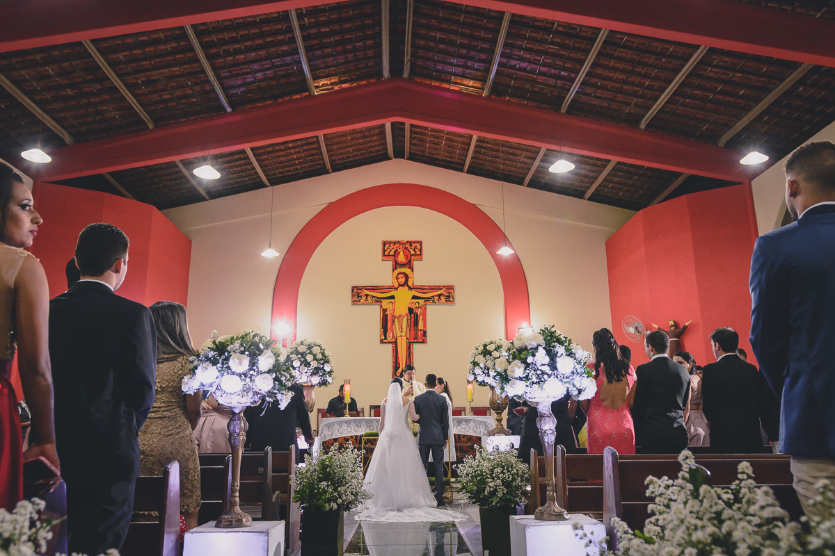Fotos de casamento com noivos emocionados e espontaneos na cidade de joao pessoa, bayeux santa rira, paraiba. Recepção na doce mel e cerimonia na igreja são francisco de assis