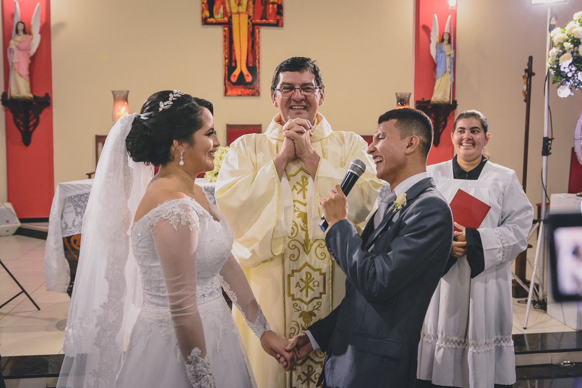 Fotos de casamento com noivos emocionados e espontaneos na cidade de joao pessoa, bayeux santa rira, paraiba. Recepção na doce mel e cerimonia na igreja são francisco de assis