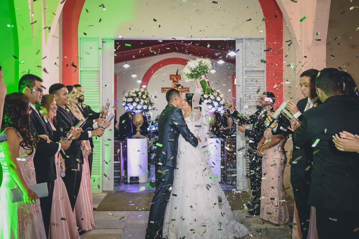 Fotos de casamento com noivos emocionados e espontaneos na cidade de joao pessoa, bayeux santa rira, paraiba. Recepção na doce mel e cerimonia na igreja são francisco de assis