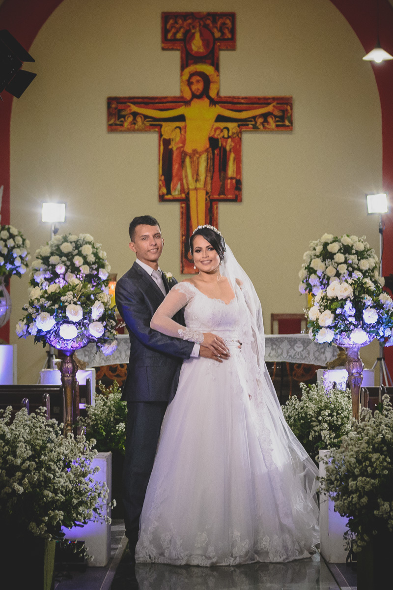 Fotos de casamento com noivos emocionados e espontaneos na cidade de joao pessoa, bayeux santa rira, paraiba. Recepção na doce mel e cerimonia na igreja são francisco de assis