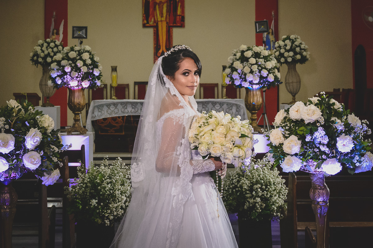 Fotos de casamento com noivos emocionados e espontaneos na cidade de joao pessoa, bayeux santa rira, paraiba. Recepção na doce mel e cerimonia na igreja são francisco de assis