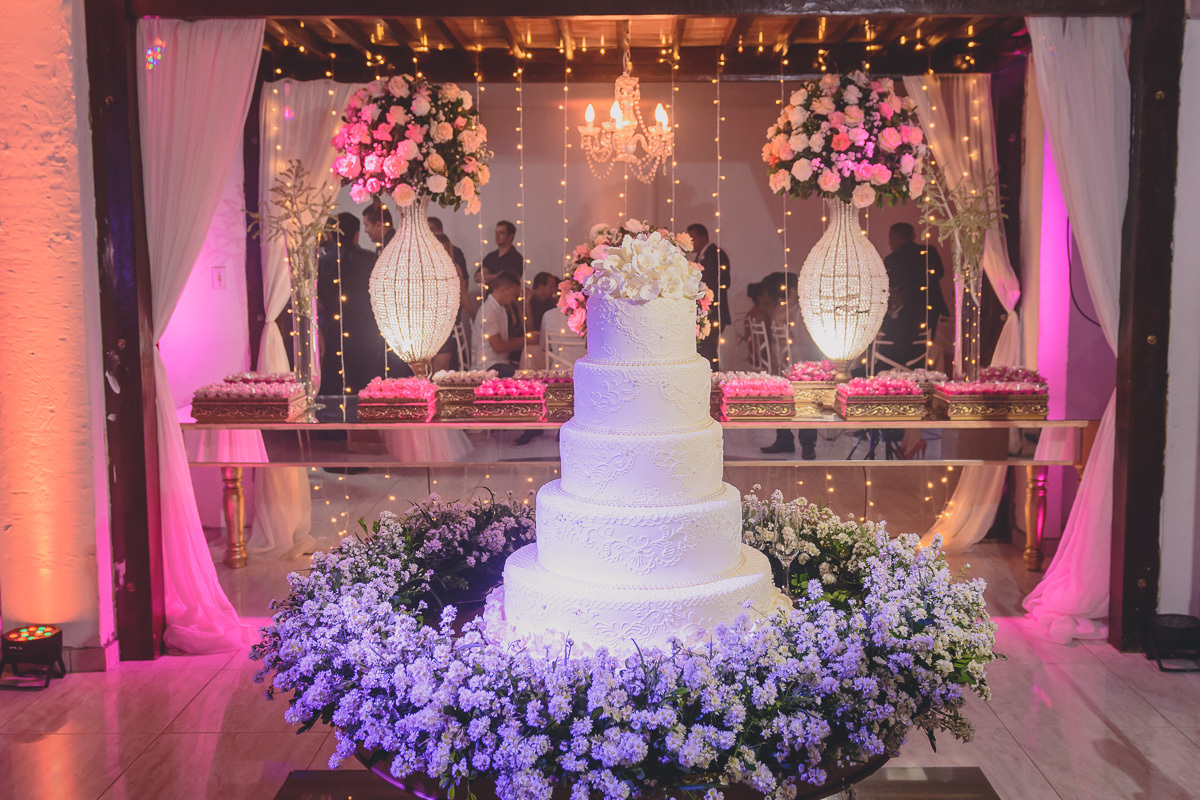 Fotos de casamento com noivos emocionados e espontaneos na cidade de joao pessoa, bayeux santa rira, paraiba. Recepção na doce mel e cerimonia na igreja são francisco de assis