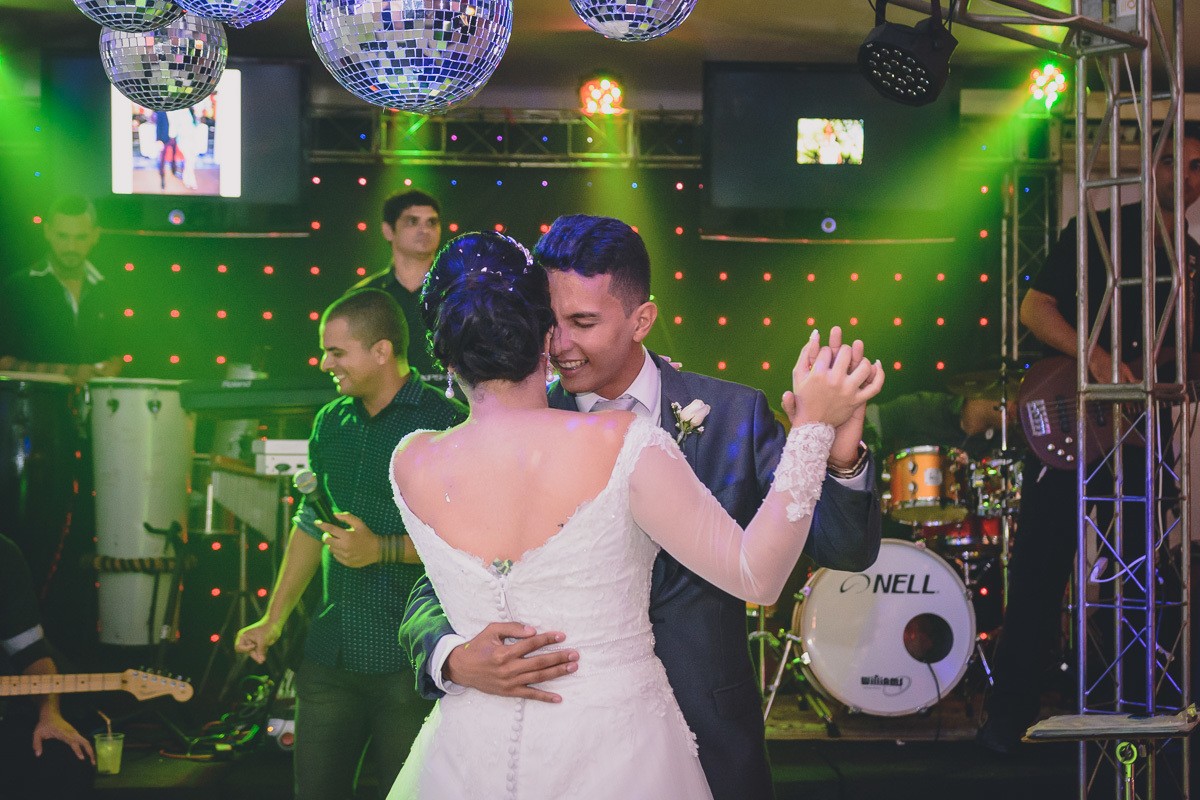 Fotos de casamento com noivos emocionados e espontaneos na cidade de joao pessoa, bayeux santa rira, paraiba. Recepção na doce mel e cerimonia na igreja são francisco de assis