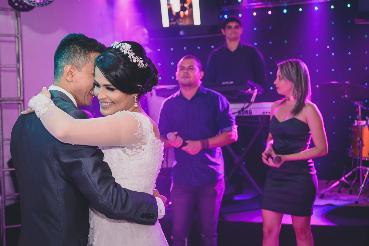 Fotos de casamento com noivos emocionados e espontaneos na cidade de joao pessoa, bayeux santa rira, paraiba. Recepção na doce mel e cerimonia na igreja são francisco de assis