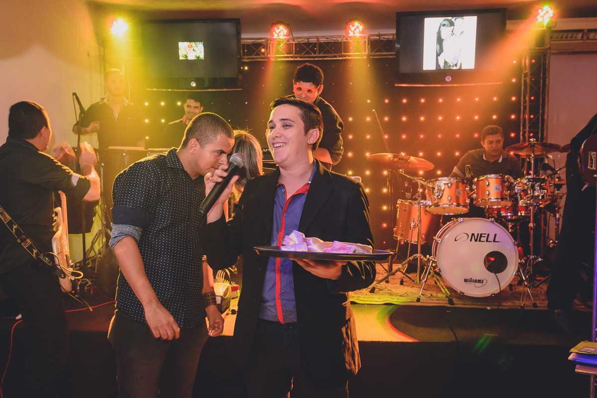Fotos de casamento com noivos emocionados e espontaneos na cidade de joao pessoa, bayeux santa rira, paraiba. Recepção na doce mel e cerimonia na igreja são francisco de assis