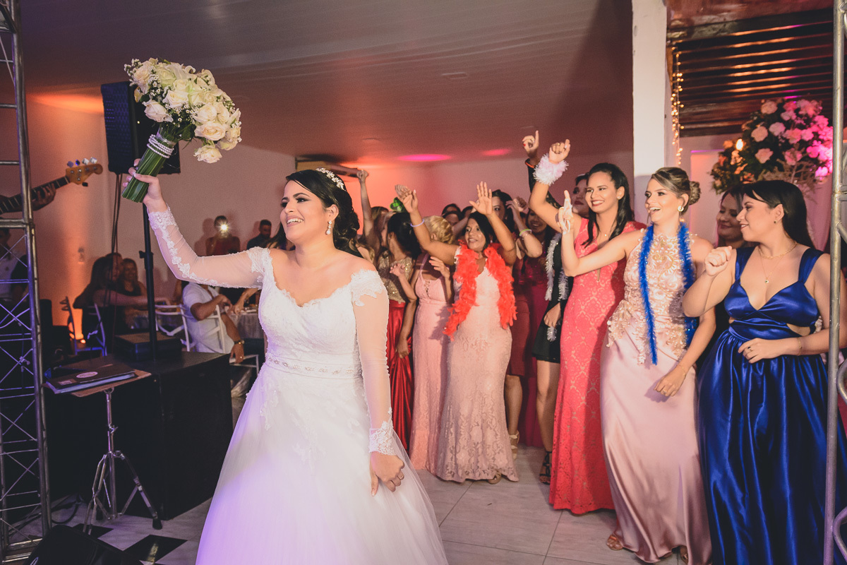 Fotos de casamento com noivos emocionados e espontaneos na cidade de joao pessoa, bayeux santa rira, paraiba. Recepção na doce mel e cerimonia na igreja são francisco de assis