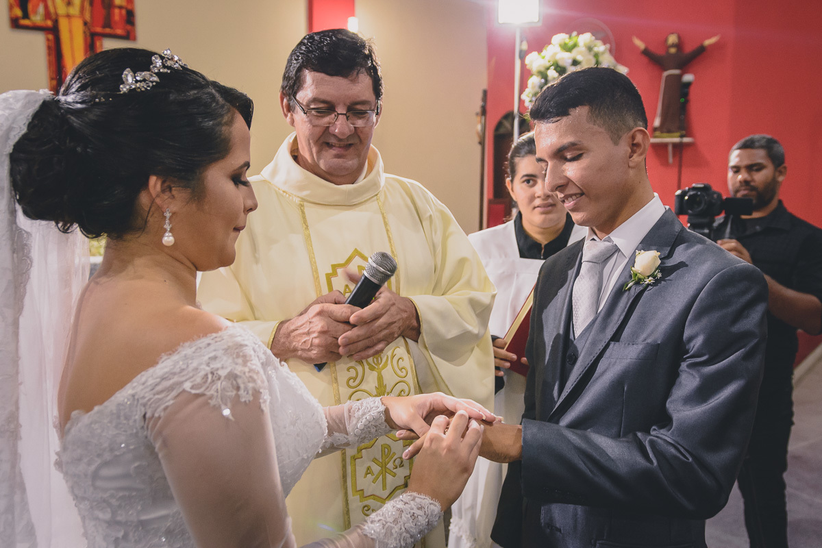 Fotos de casamento com noivos emocionados e espontaneos na cidade de joao pessoa, bayeux santa rira, paraiba. Recepção na doce mel e cerimonia na igreja são francisco de assis