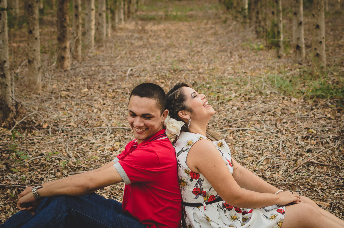 Fotos de casal em eucalipto - pinheiro - joao pessoa, bayeux, santa rita, ensaio pré casamento, pré wedding, fotografo de casamento em bayeux, joão pessoa e santa rita, fotos de casal espontaneas e criativas