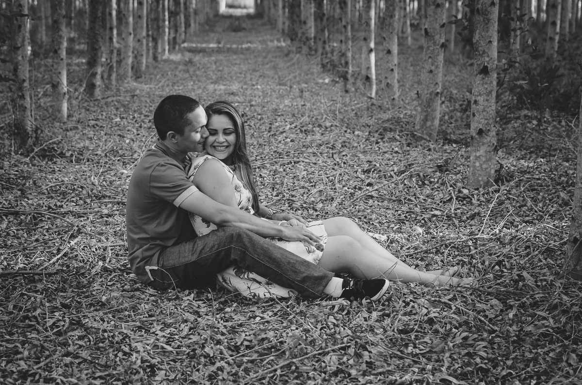 Fotos de casal em eucalipto - pinheiro - joao pessoa, bayeux, santa rita, ensaio pré casamento, pré wedding, fotografo de casamento em bayeux, joão pessoa e santa rita, fotos de casal espontaneas e criativas