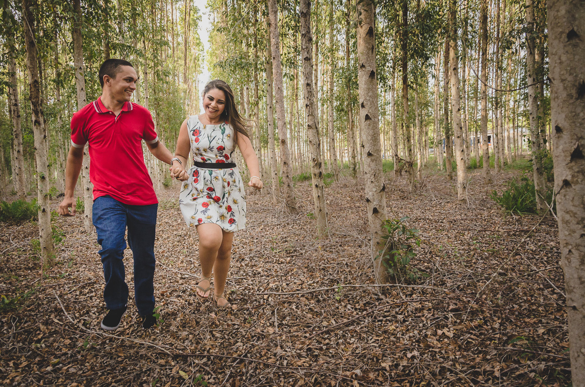 Fotos de casal em eucalipto - pinheiro - joao pessoa, bayeux, santa rita, ensaio pré casamento, pré wedding, fotografo de casamento em bayeux, joão pessoa e santa rita, fotos de casal espontaneas e criativas