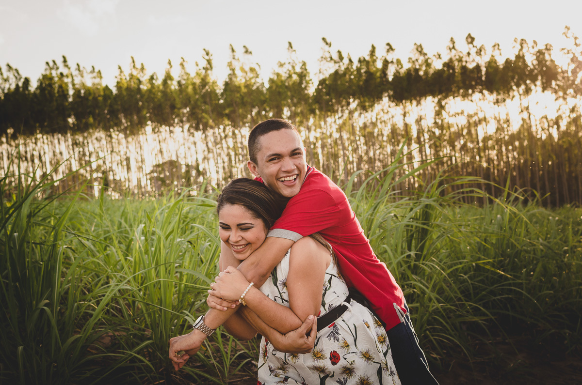 Fotos de casal em eucalipto - pinheiro - joao pessoa, bayeux, santa rita, ensaio pré casamento, pré wedding, fotografo de casamento em bayeux, joão pessoa e santa rita, fotos de casal espontaneas e criativas