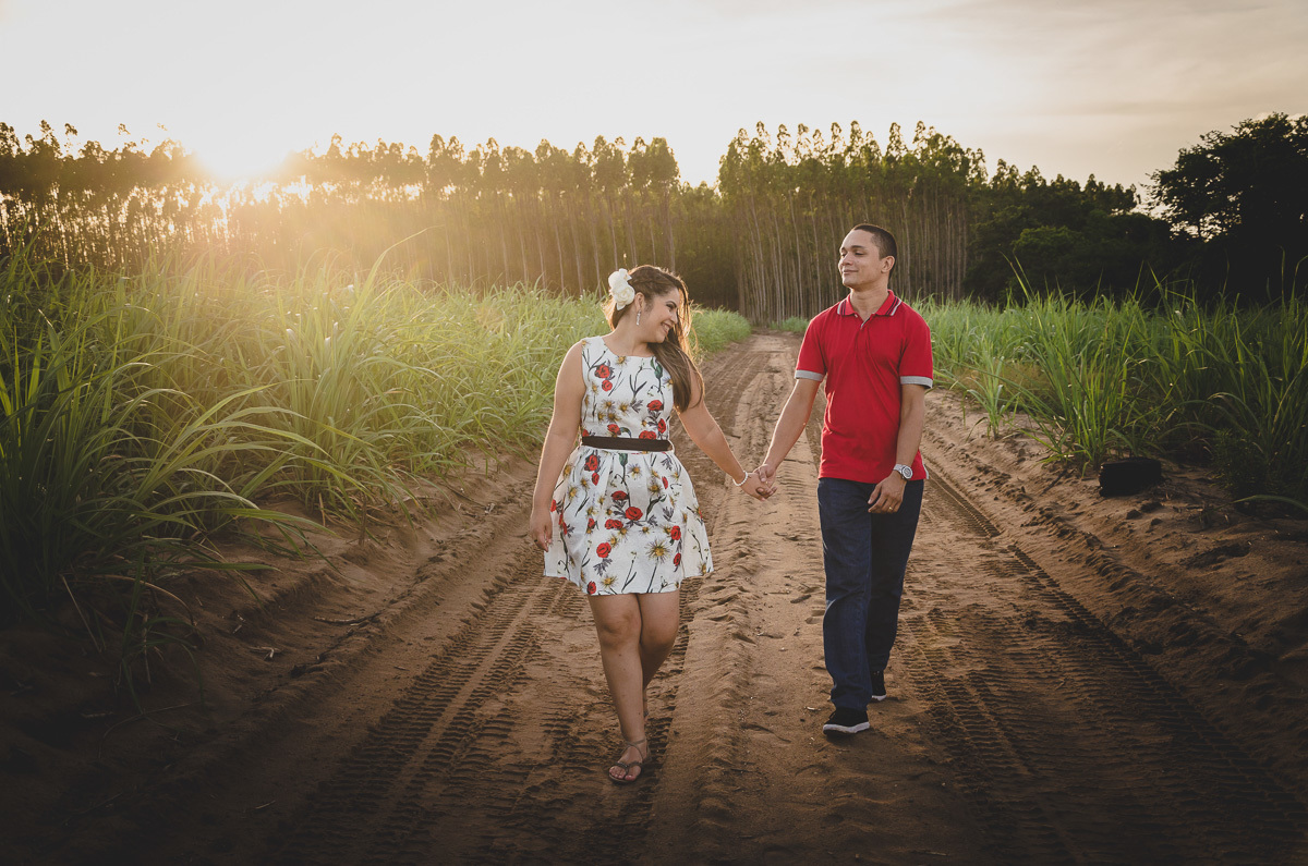 Fotos de casal em eucalipto - pinheiro - joao pessoa, bayeux, santa rita, ensaio pré casamento, pré wedding, fotografo de casamento em bayeux, joão pessoa e santa rita, fotos de casal espontaneas e criativas, por do sol - fotos de casal no por do sol
