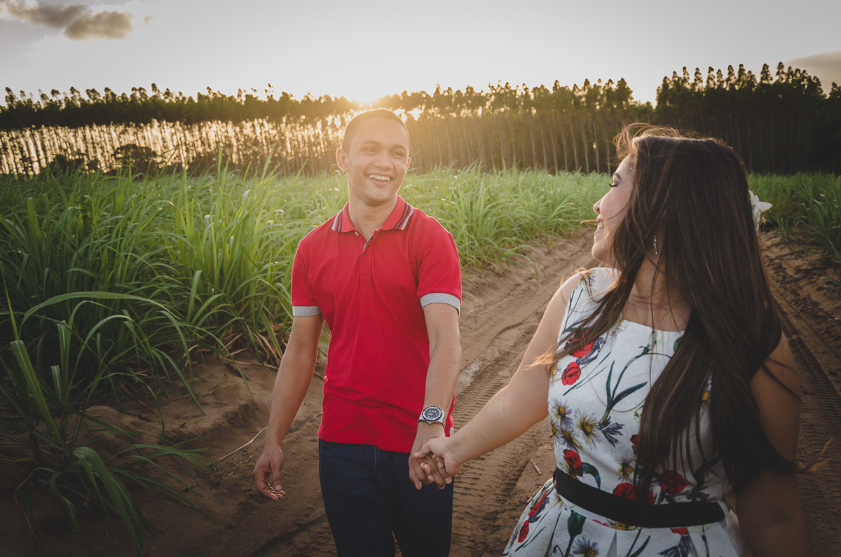 Fotos de casal em eucalipto - pinheiro - joao pessoa, bayeux, santa rita, ensaio pré casamento, pré wedding, fotografo de casamento em bayeux, joão pessoa e santa rita, fotos de casal espontaneas e criativas, por do sol - fotos de casal no por do sol