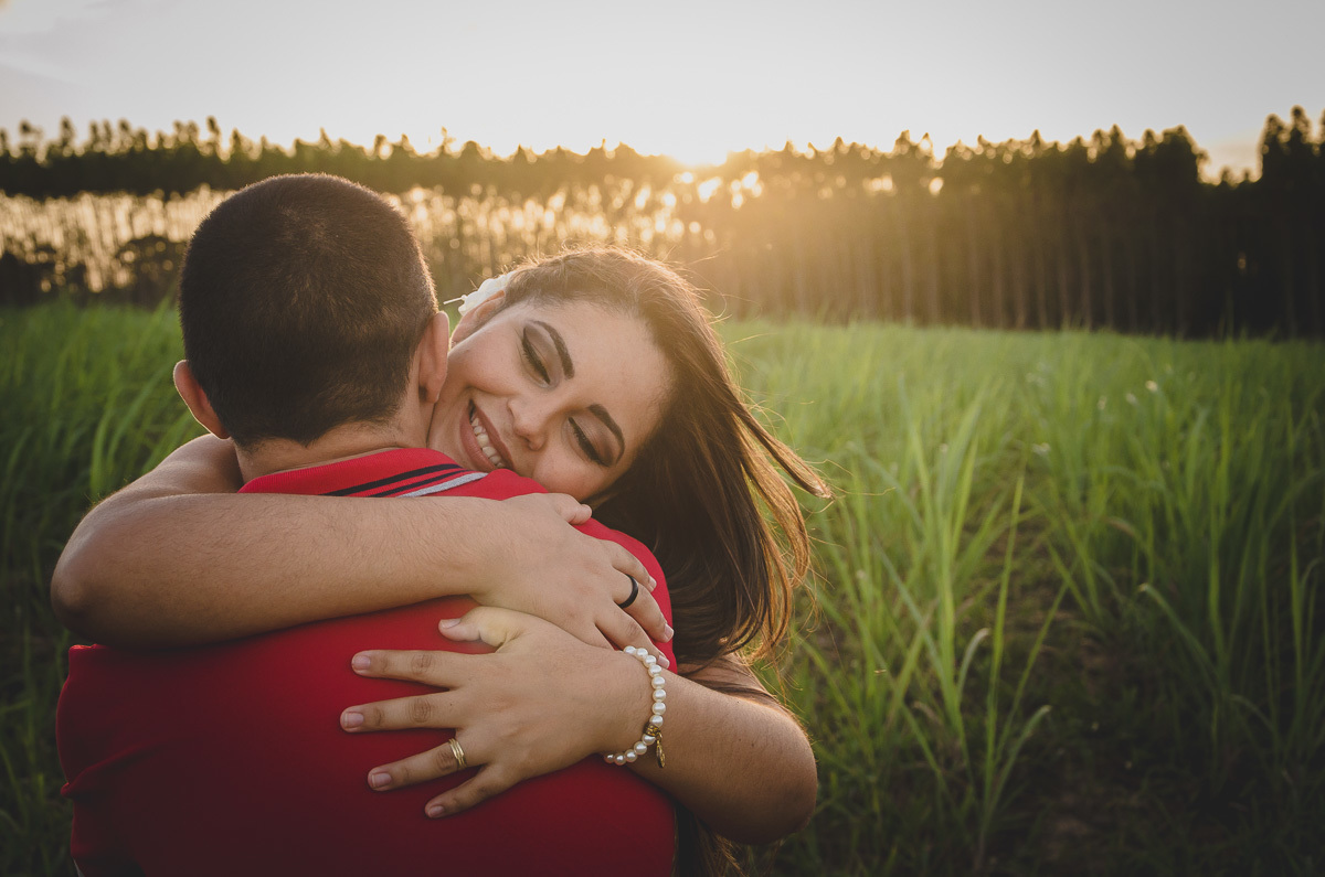 Fotos de casal em eucalipto - pinheiro - joao pessoa, bayeux, santa rita, ensaio pré casamento, pré wedding, fotografo de casamento em bayeux, joão pessoa e santa rita, fotos de casal espontaneas e criativas, por do sol - fotos de casal no por do sol