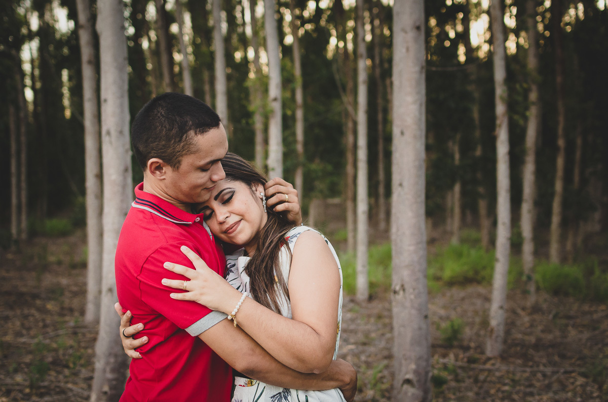Fotos de casal em eucalipto - pinheiro - joao pessoa, bayeux, santa rita, ensaio pré casamento, pré wedding, fotografo de casamento em bayeux, joão pessoa e santa rita, fotos de casal espontaneas e criativas, por do sol - fotos de casal no por do sol