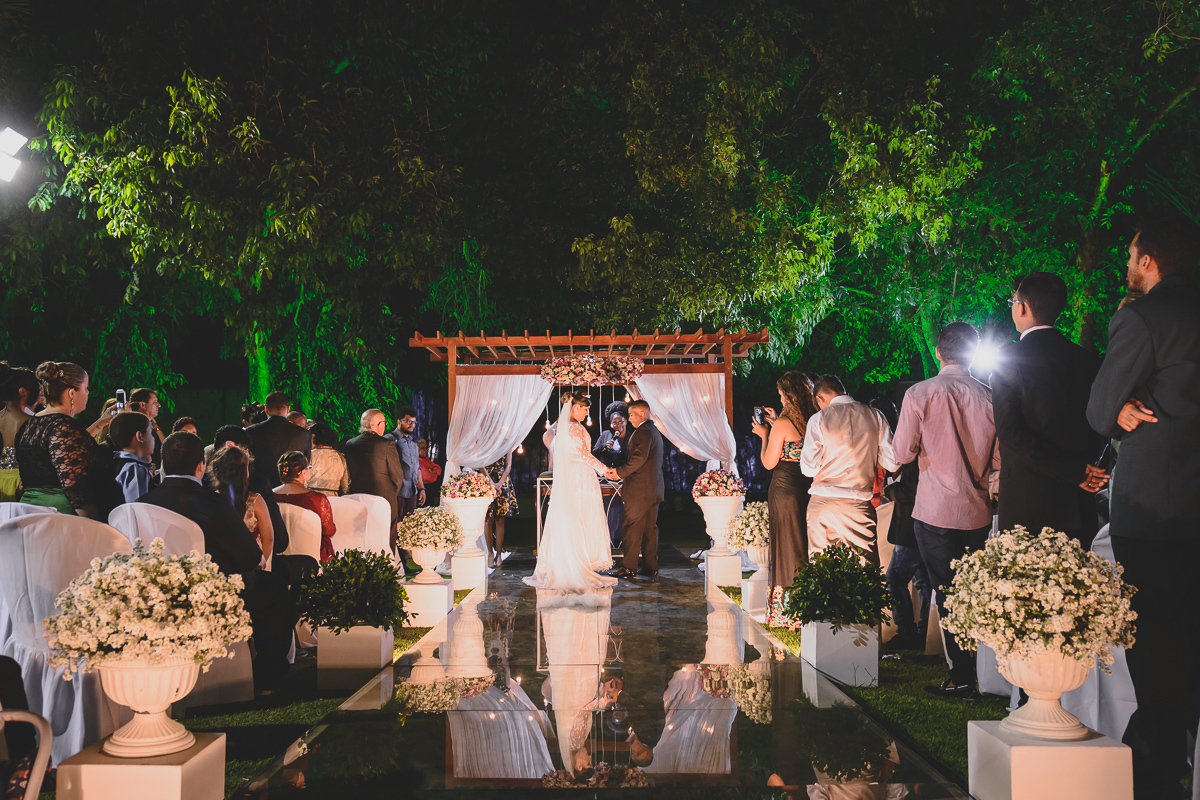 Casamento em João Pessoa - Chácara NBS - Wedding Lucas e Eduarda - fotos expontâneas de casamento - decoração de casamento - noivos felizes se olhando no casamento - 