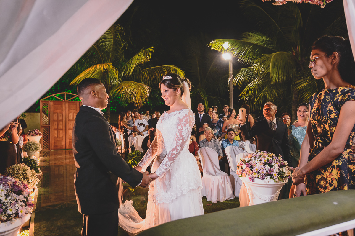 Casamento em João Pessoa - Chácara NBS - Wedding Lucas e Eduarda - fotos expontâneas de casamento - decoração de casamento - noivos felizes se olhando no casamento - 