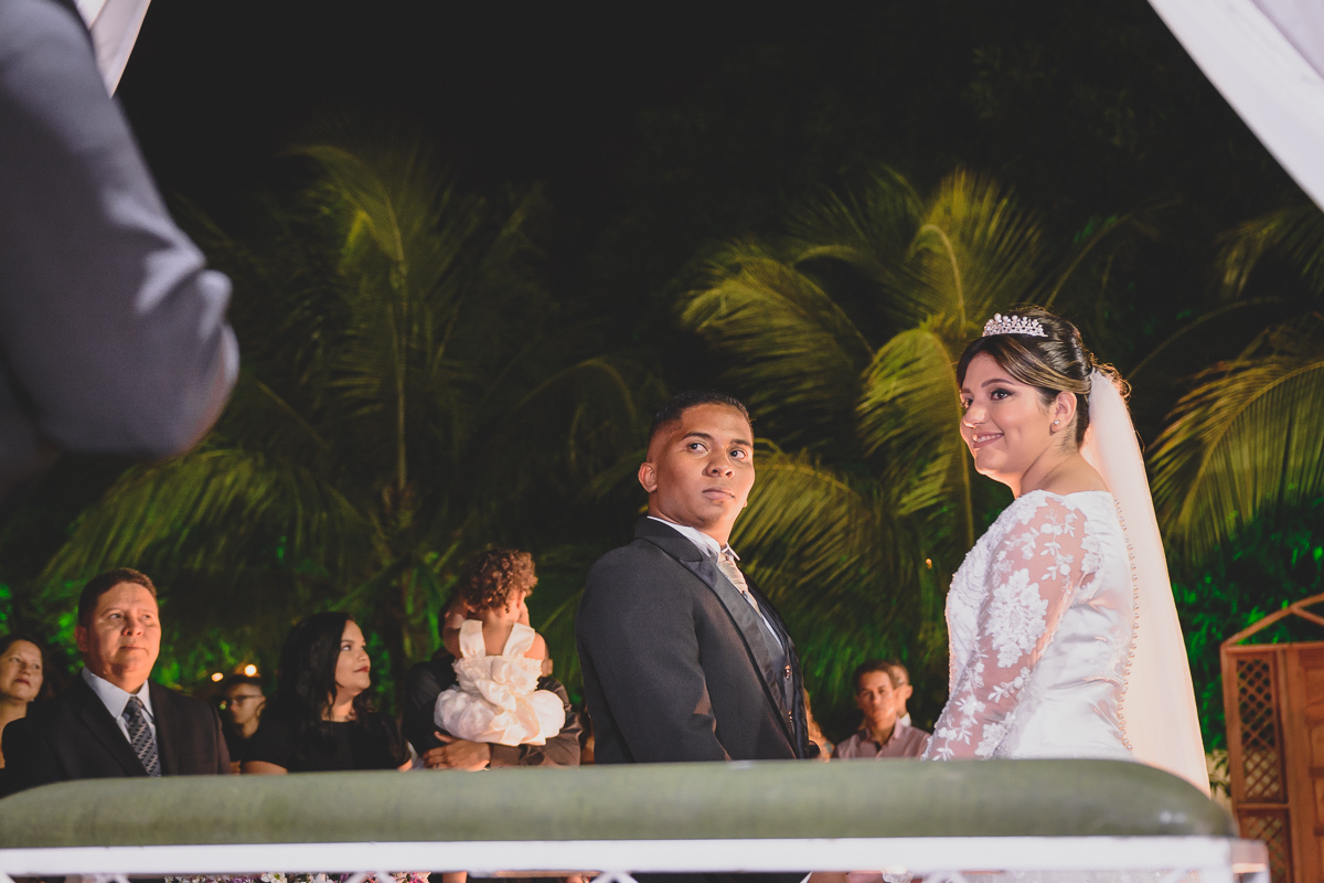 Casamento em João Pessoa - Chácara NBS - Wedding Lucas e Eduarda - fotos expontâneas de casamento - decoração de casamento - noivos felizes se olhando no casamento - 