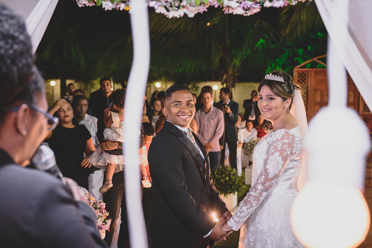 Casamento em João Pessoa - Chácara NBS - Wedding Lucas e Eduarda - fotos expontâneas de casamento - decoração de casamento - noivos felizes se olhando no casamento - 