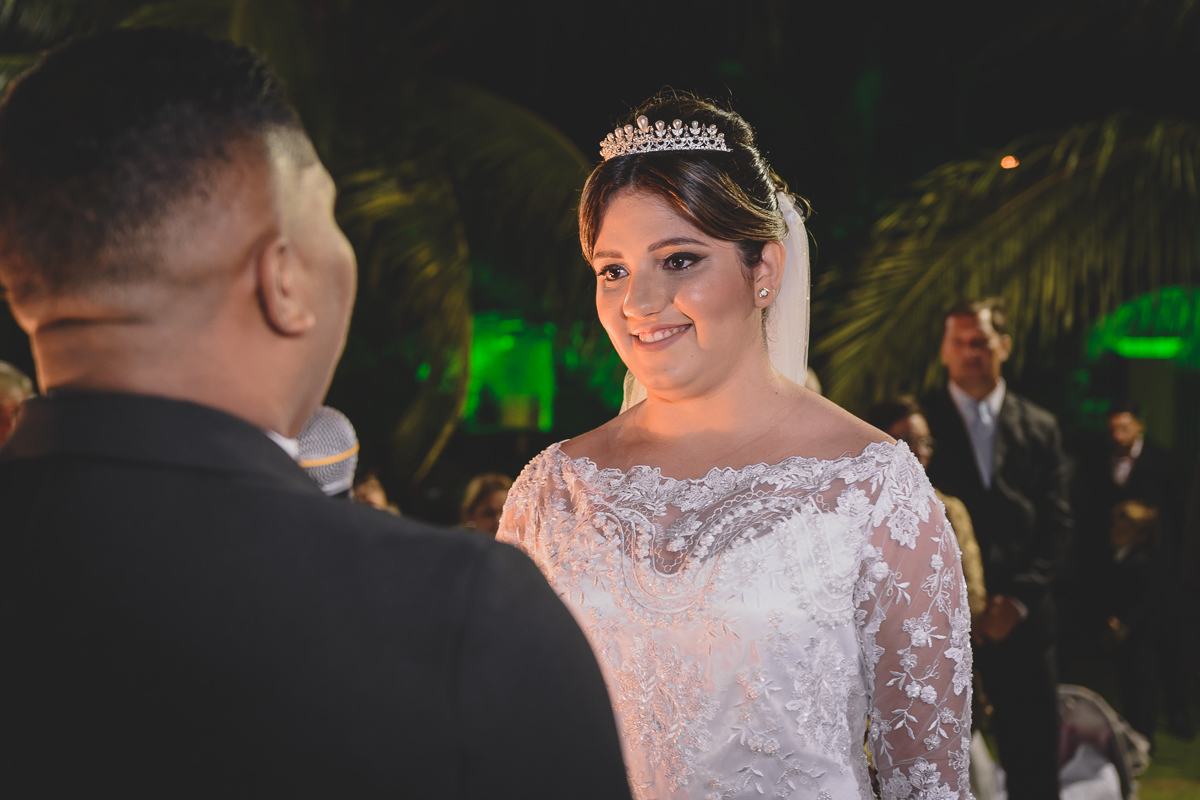 Casamento em João Pessoa - Chácara NBS - Wedding Lucas e Eduarda - fotos expontâneas de casamento - decoração de casamento - noivos felizes se olhando no casamento - 