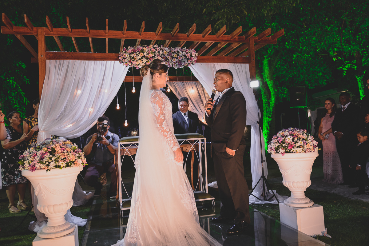 Casamento em João Pessoa - Chácara NBS - Wedding Lucas e Eduarda - fotos expontâneas de casamento - decoração de casamento - noivos felizes se olhando no casamento - 