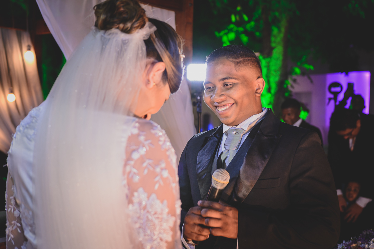 Casamento em João Pessoa - Chácara NBS - Wedding Lucas e Eduarda - fotos expontâneas de casamento - decoração de casamento - noivos felizes se olhando no casamento - 