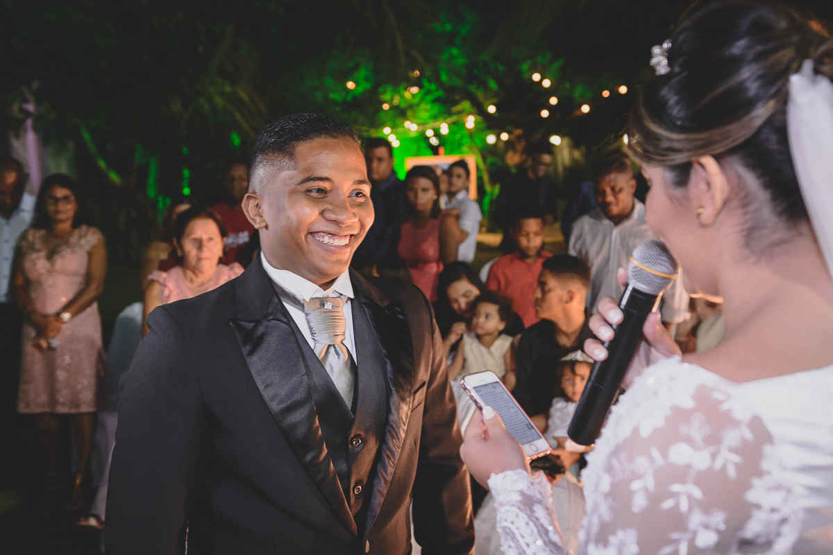 Casamento em João Pessoa - Chácara NBS - Wedding Lucas e Eduarda - fotos expontâneas de casamento - decoração de casamento - noivos felizes se olhando no casamento - 